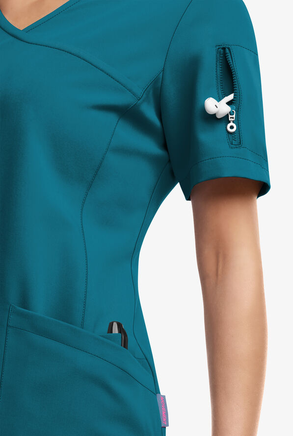 Blusa m&eacute;dica MOVEMENT by Butter-Soft Capella estilo cruzado con 5 bolsillos para mujer - Caribbean Blue - 4