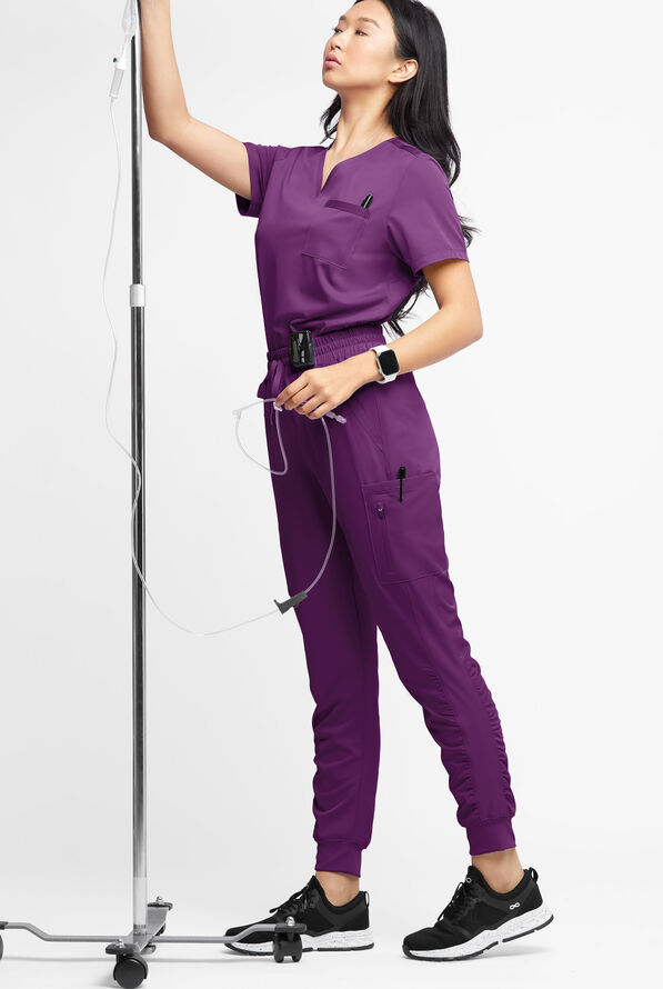 Blusa médica WhisperLite Zora Stretch con cuello en V y 2 bolsillos para mujer - Eggplant - 3