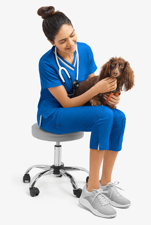 Blusa m&eacute;dica UA Butter-Soft STRETCH con cuello en V con ribete deportivo y 5 bolsillos para mujer - Royal - 8