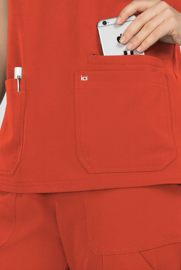 Blusa m&eacute;dica Koi Next Gen Hustle and Hear con cuello en V y 3 bolsillos para mujer - Burnt Umber - 3