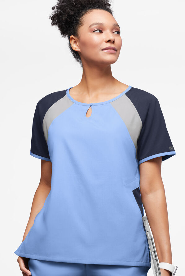 Blusa m&eacute;dica Butter-Soft Originals Tri-Colorblock con cuello ojo de cerradura y 3 bolsillos para mujer - Ceil/Navy/Silver - 3