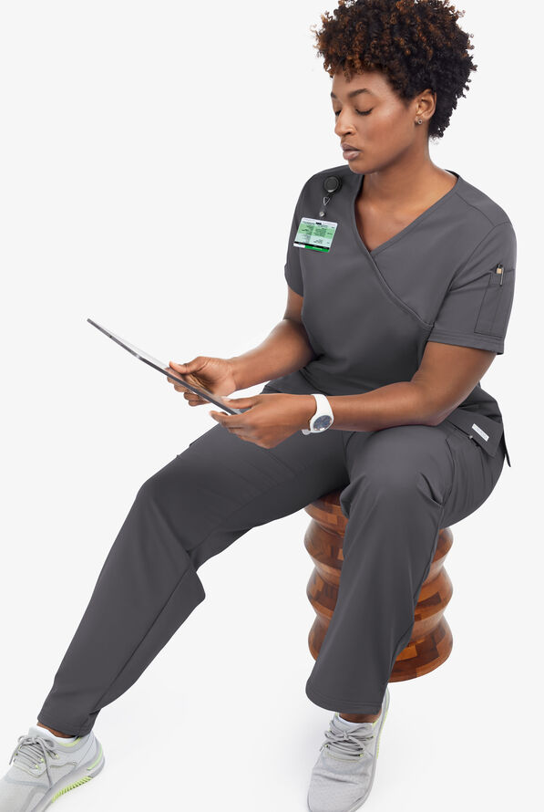 Blusa m&eacute;dica ReSurge by Butter-Soft estilo cruzado con 5 bolsillos para mujer **Ligeramente IRREGULAR** - Pewter - 7