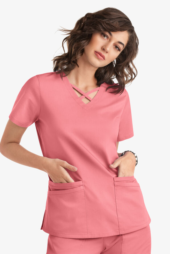 Blusa m&eacute;dica UA Butter-Soft STRETCH con lazos entrecruzados y 4 bolsillos para mujer - Guava Fizz - 5