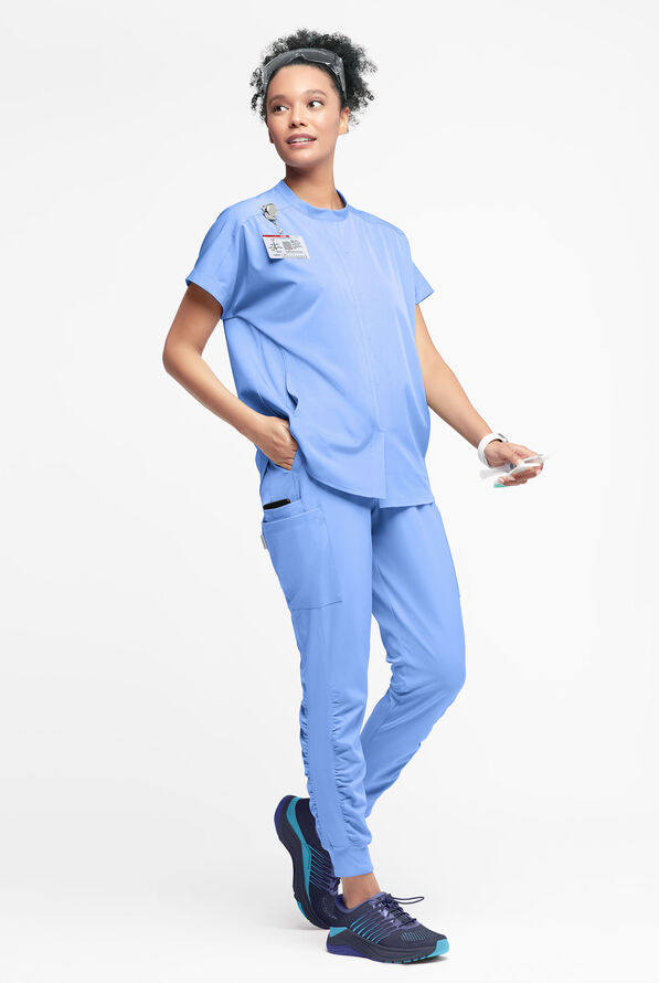 Blusa médica WhisperLite Aerin con mangas dolmán y 3 bolsillos para mujer - Ceil Blue - 3
