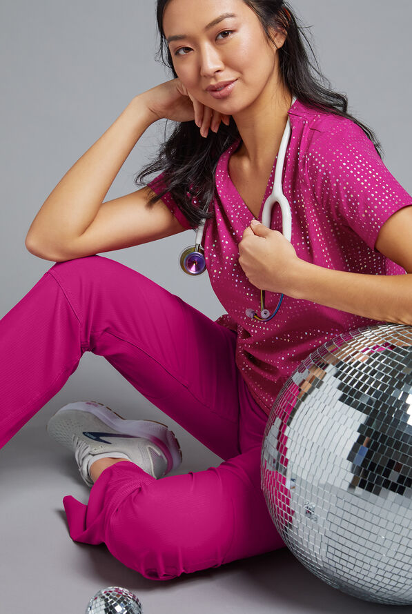 Blusa médica estampada koi Lite Iridescent Azalea Pink STRETCH con cuello en V y 2 bolsillos para mujer - null - 3