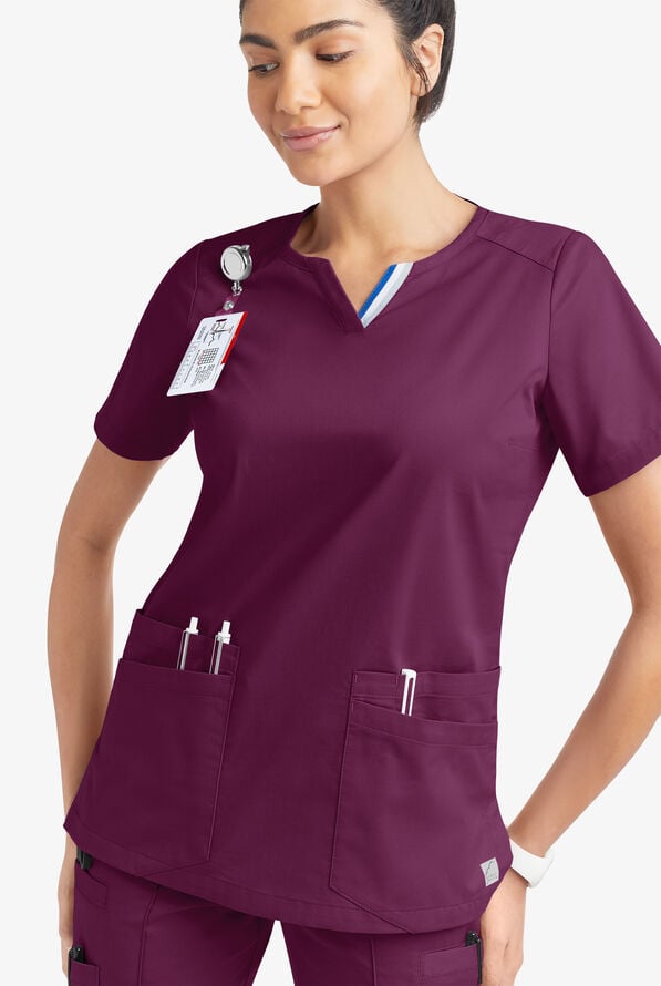 Blusa m&eacute;dica UA Butter-Soft STRETCH con tapeta con ribete deportivo y 6 bolsillos para mujer - Wine - 2