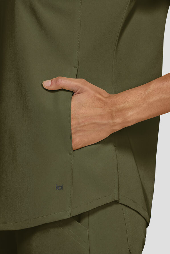 Blusa m&eacute;dica koi Next Gen Superhuman STRETCH con mangas dolm&aacute;n y 2 bolsillos para mujer - Olive - 5