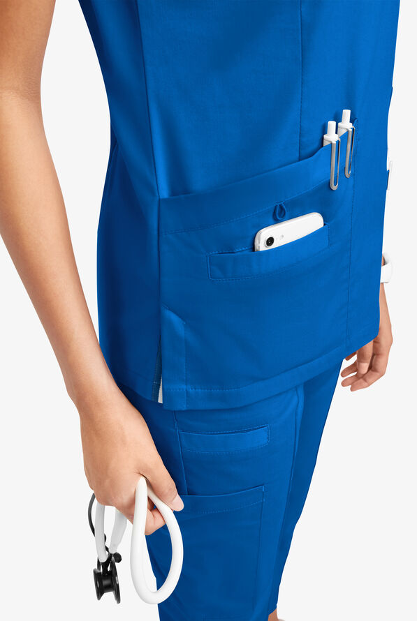 Blusa m&eacute;dica UA Butter-Soft STRETCH con cuello en V con ribete deportivo y 5 bolsillos para mujer - Royal - 3