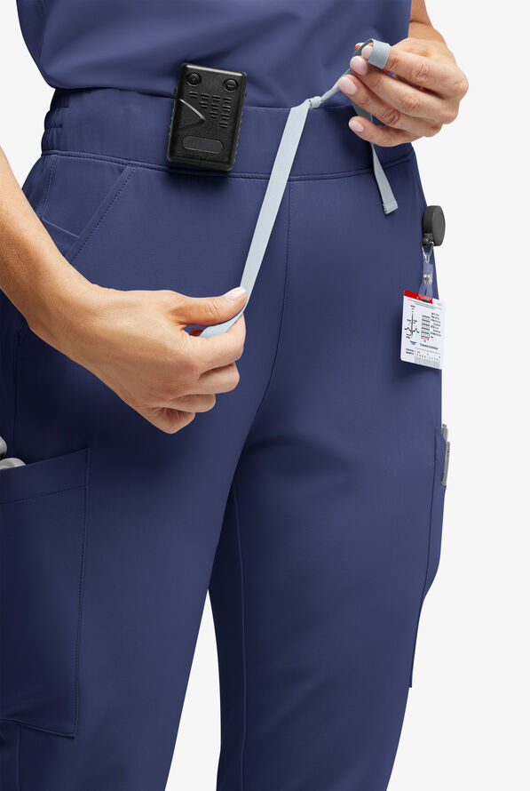 Pantalón médico ReSurge Amber estilo jogger con piernas pitillo y 7 bolsillos para mujer - Navy - 3