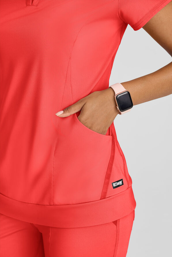Blusa m&eacute;dica Grey's Anatomy by Barco Spandex Knit Motivate STRETCH con cuello en V y 2 bolsillos para mujer - Radiant Coral - 3