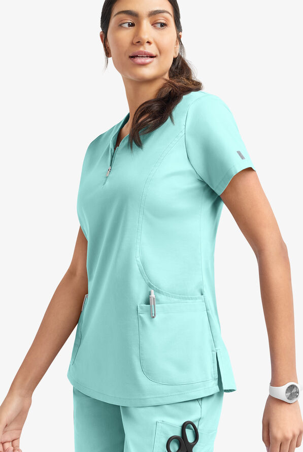 Blusa m&eacute;dica UA Butter-Soft STRETCH con cremallera en el cuello curvo y 4 bolsillos para mujer - Sea Frost - 3