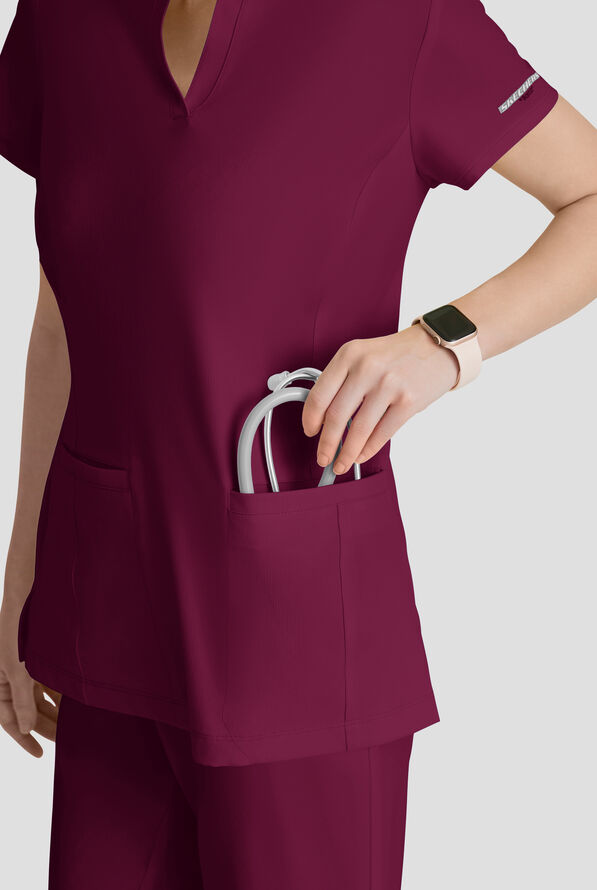 Blusa m&eacute;dica Skechers by Barco Coast STRETCH con tapeta en el cuello en V y 2 bolsillos para mujer - Wine - 6
