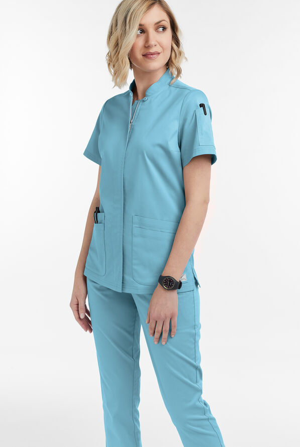 Blusa m&eacute;dica UA Butter-Soft STRETCH con cremallera y 6 bolsillos para mujer - Poolside View - 2