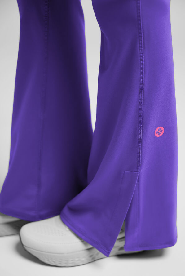 Pantal&oacute;n m&eacute;dico Med Couture Amp Knit STRETCH Petite estilo yoga con piernas acampanadas y 5 bolsillos para mujer - Galactic Purple - 9