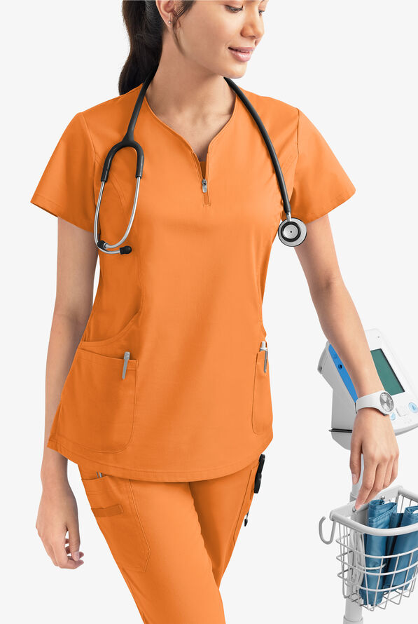 Blusa m&eacute;dica UA Butter-Soft STRETCH con cremallera en el cuello curvo y 4 bolsillos para mujer - Apricot Crush - 6