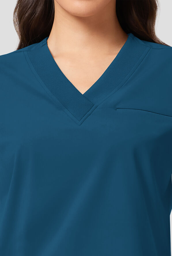 Blusa m&eacute;dica Infinity Pursuit STRETCH con cuello en V de punto acanalado y 1 bolsillo para mujer - Caribbean Blue - 3
