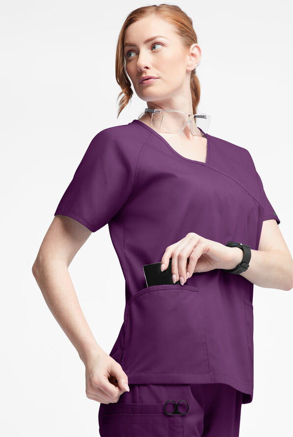 Blusa médica Butter-Soft Originals estilo cruzado con mangas raglán y 3 bolsillos para mujer - Eggplant - 2