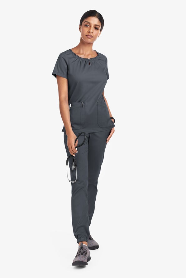 Blusa m&eacute;dica UA Butter-Soft STRETCH estilo campesina con mangas cortas y 6 bolsillos para mujer - Pewter - 2