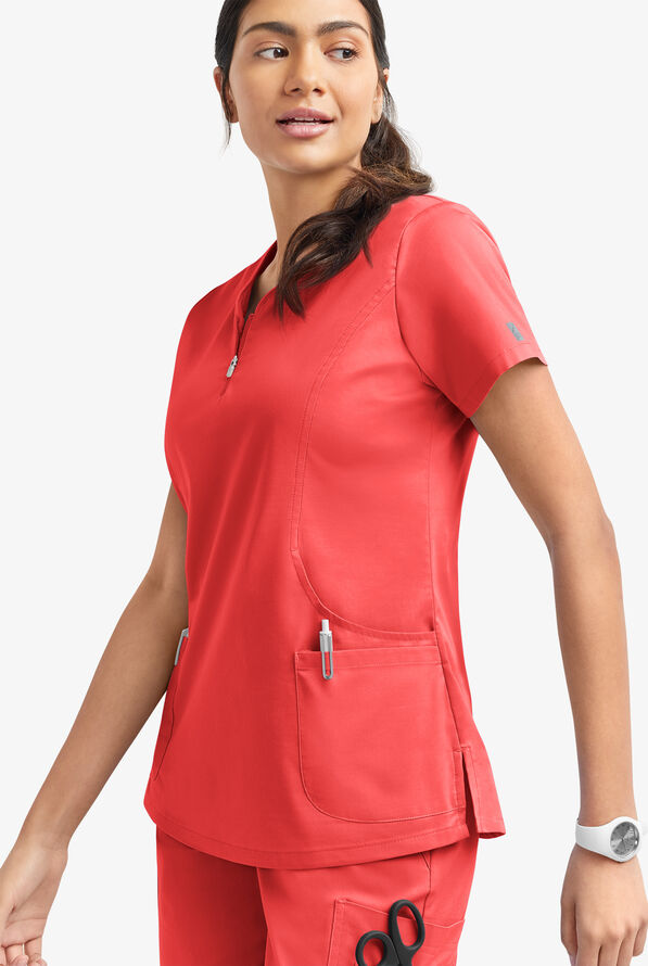 Blusa m&eacute;dica UA Butter-Soft STRETCH con cremallera en el cuello curvo y 4 bolsillos para mujer - Radiant Red - 3