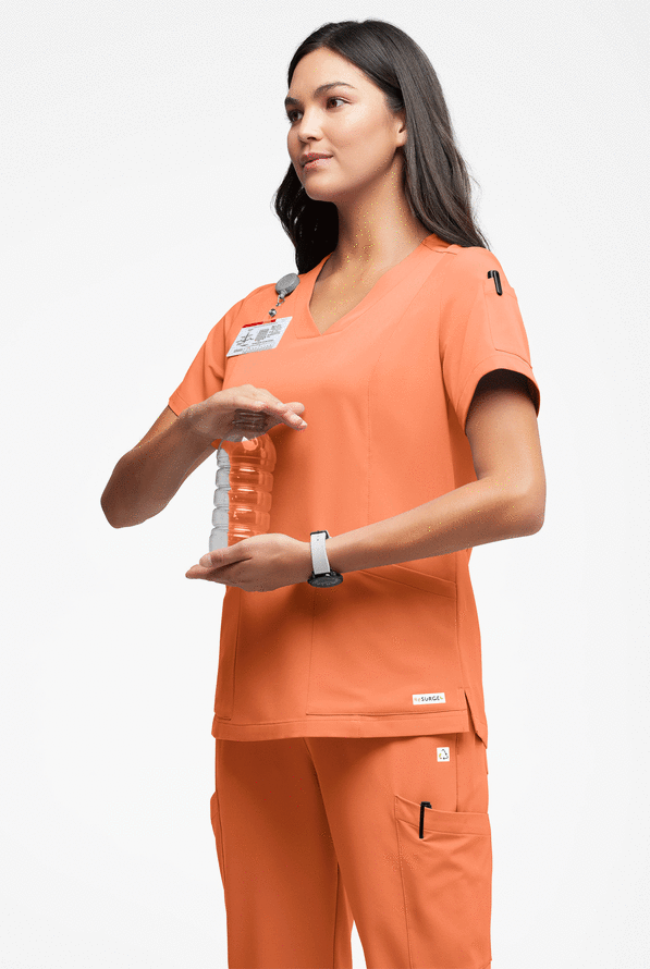 Blusa médica ReSurge Ruby con cuello en V y 5 bolsillos para mujer - Coral Haze - 5