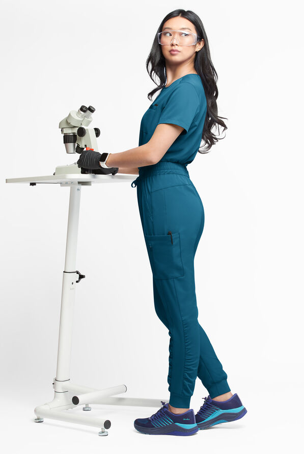 Pantalón médico WhisperLite Calla Petite estilo cargo con pierna fruncida y 6 bolsillos para mujer - Caribbean Blue - 6