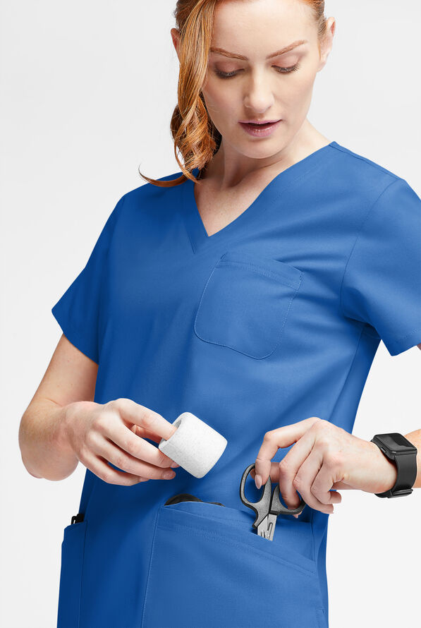 Blusa m&eacute;dica Butter-Soft Originals con cuello en V curvo y 7 bolsillos para mujer - Royal - 4