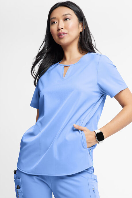 Blusa médica WhisperLite Alba con cuello con muesca y 3 bolsillos para mujer
