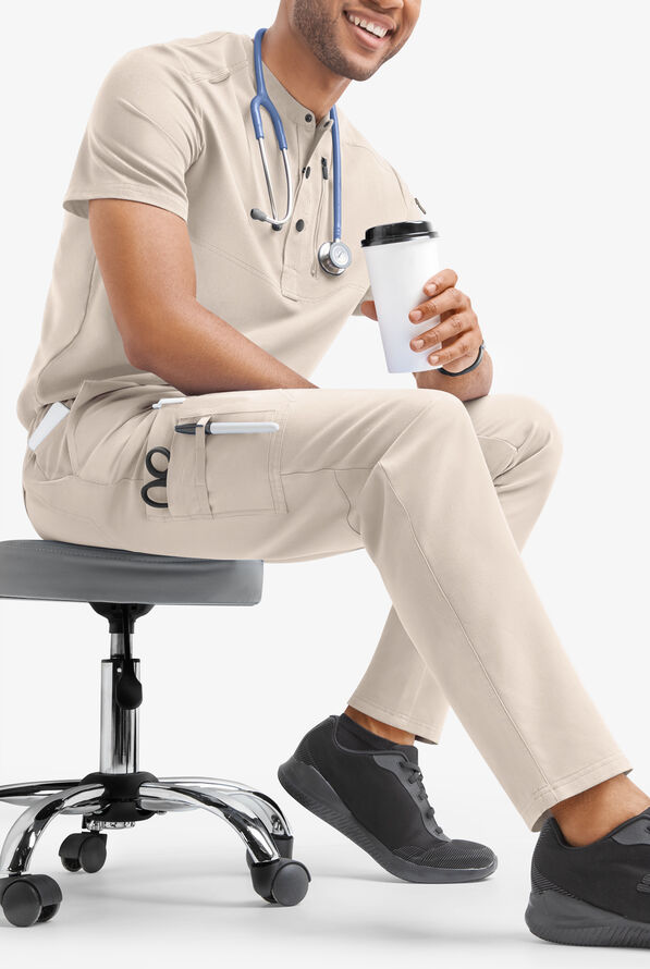 Pantal&oacute;n m&eacute;dico MOVEMENT by Butter-Soft STRETCH Hadar estilo cargo con 9 bolsillos para hombre - Khaki Shale - 4