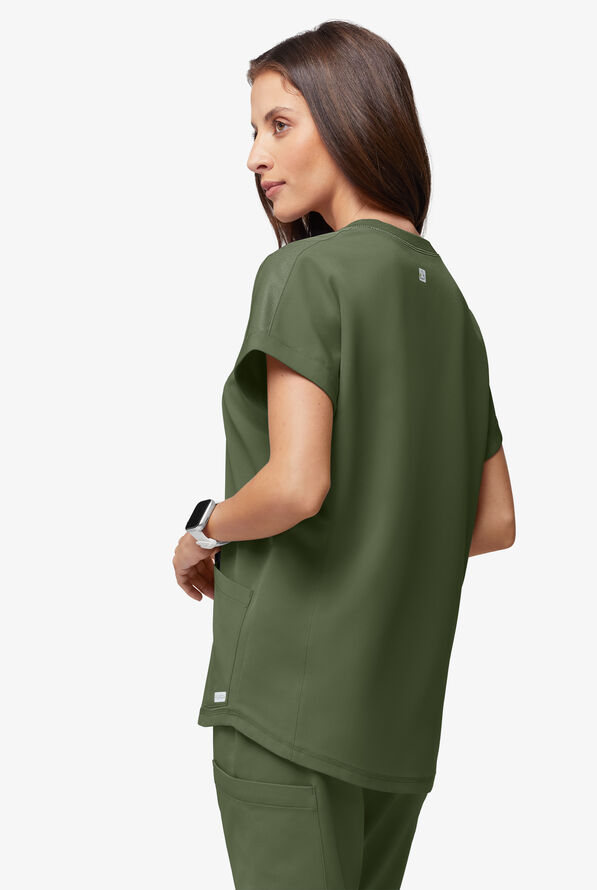 Blusa médica ReSurge con cuello redondeado y mangas dolmán para mujer - Light Olive - 3