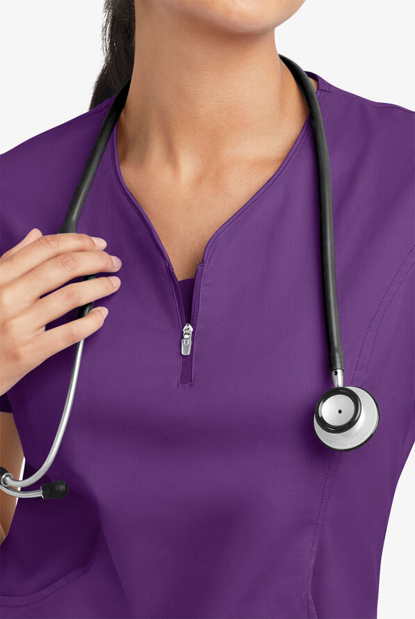 Blusa m&eacute;dica UA Butter-Soft STRETCH con cremallera en el cuello curvo y 4 bolsillos para mujer - Eggplant - 5