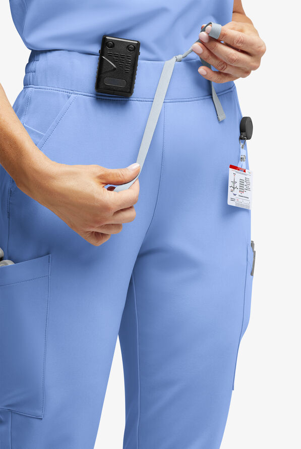Pantalón médico ReSurge Amber estilo jogger con piernas pitillo y 7 bolsillos para mujer - Ceil Blue - 3