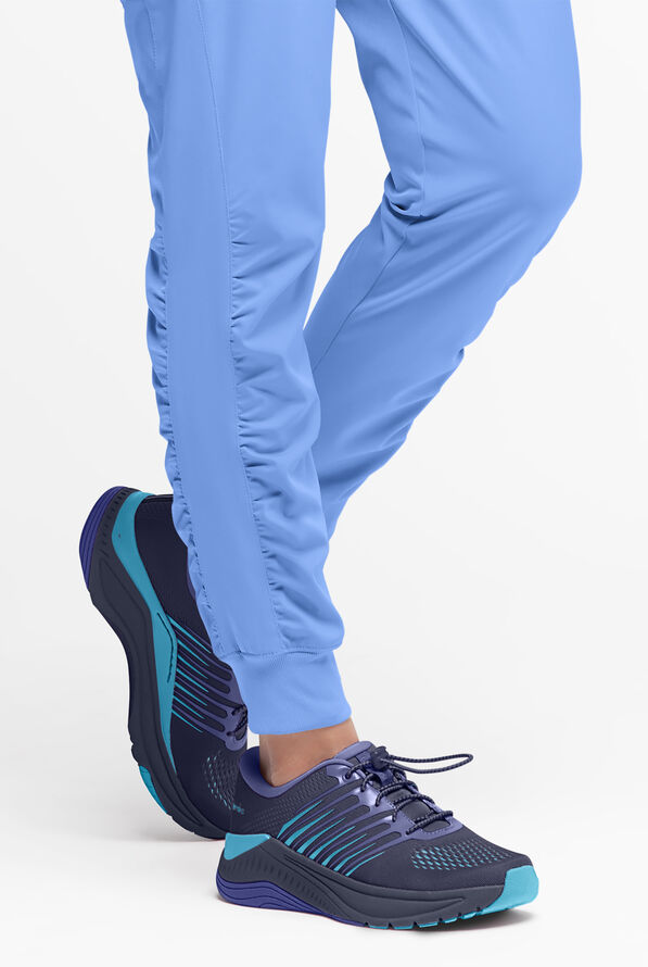 Pantalón médico WhisperLite Calla Petite estilo cargo con pierna fruncida y 6 bolsillos para mujer - Ceil Blue - 5