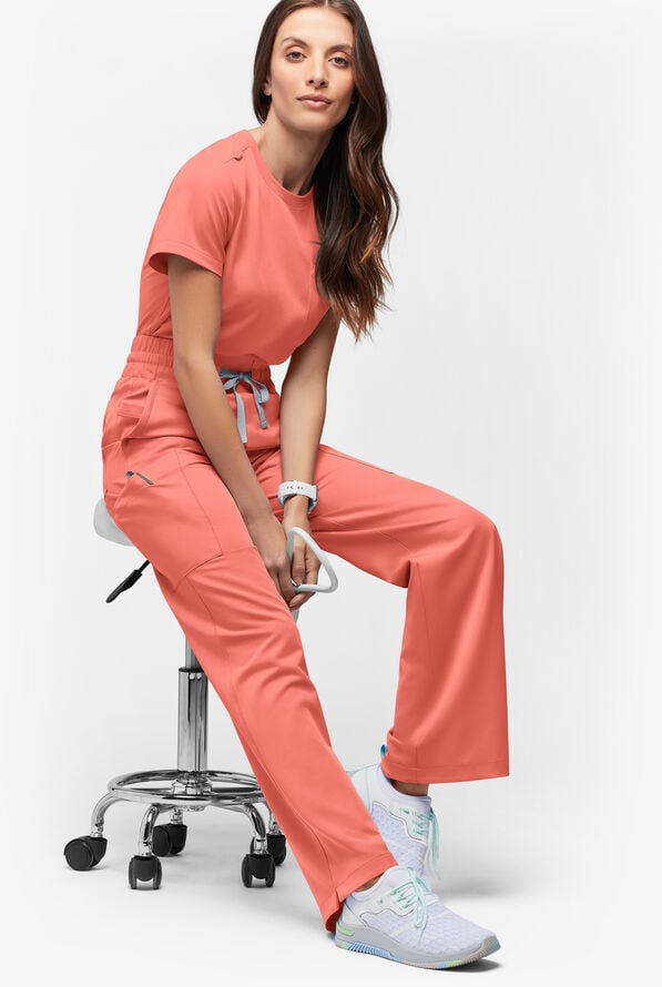 Pantal&oacute;n m&eacute;dico ReSurge Crystal Petite de tiro alto con piernas anchas y 7 bolsillos para mujer - Chilled Guava - 5
