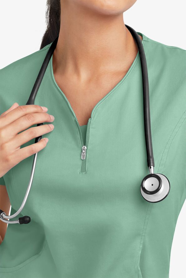 Blusa m&eacute;dica UA Butter-Soft STRETCH con cremallera en el cuello curvo y 4 bolsillos para mujer - Water Mint - 5