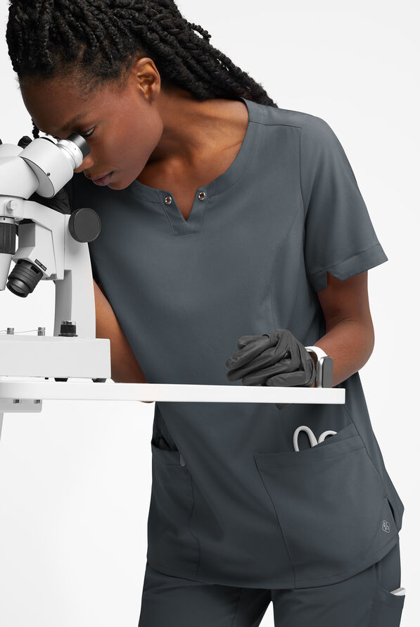 Blusa m&eacute;dica Easy STRETCH Amber con cuello con muesca y 4 bolsillos para mujer - Pewter - 5