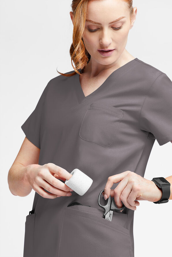 Blusa m&eacute;dica Butter-Soft Originals con cuello en V curvo y 7 bolsillos para mujer - Grey Stone - 4