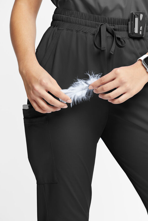 Pantalón médico WhisperLite Calla Petite estilo cargo con pierna fruncida y 6 bolsillos para mujer - Black - 4