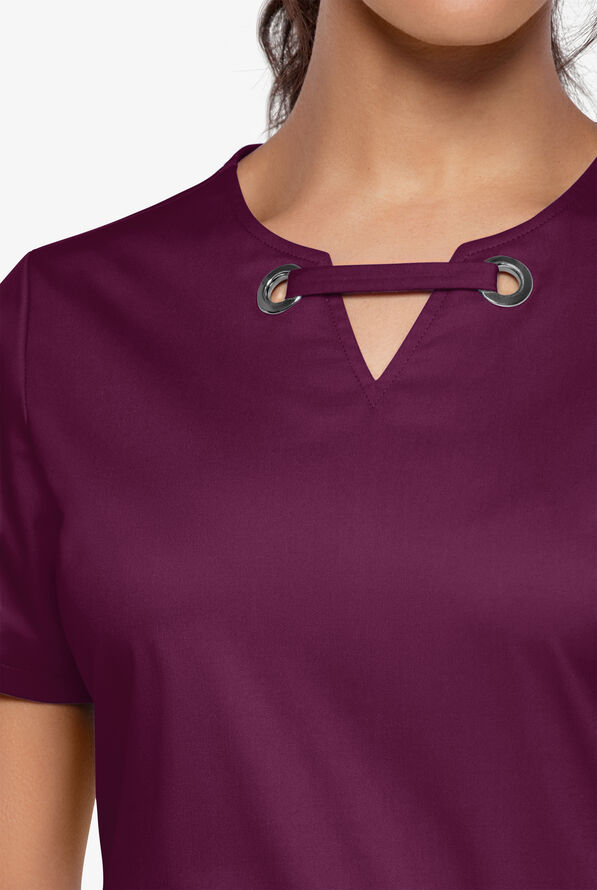 Blusa m&eacute;dica UA Butter-Soft STRETCH con ojales y 4 bolsillos para mujer - Wine - 3