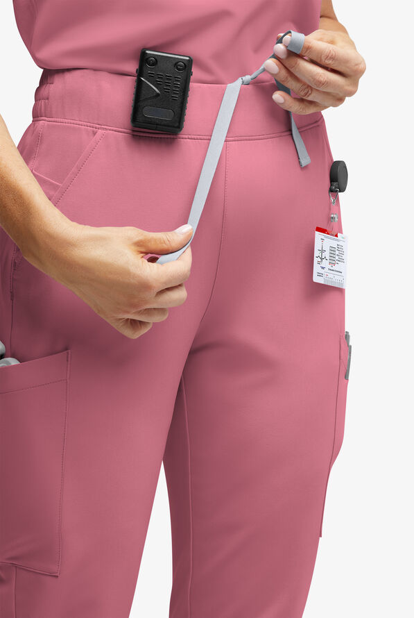 Pantalón médico ReSurge Amber estilo jogger con piernas pitillo y 7 bolsillos para mujer - Tea Rose - 3