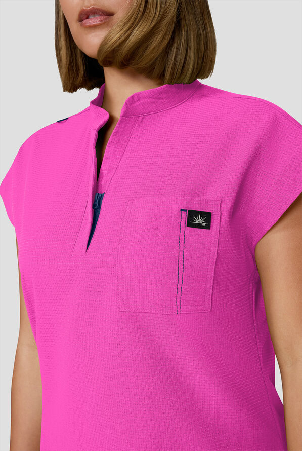 Blusa m&eacute;dica koi Solis Catrin STRETCH con cuello en V con cremallera y tapeta en contraste y 1 bolsillo para mujer - Hibiscus - 4