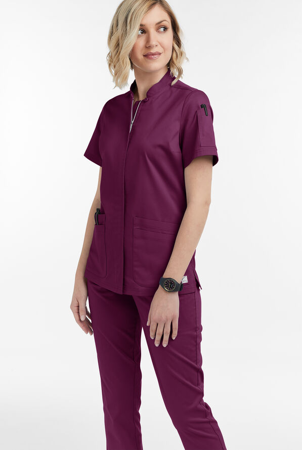 Blusa m&eacute;dica UA Butter-Soft STRETCH con cremallera y 6 bolsillos para mujer - Wine - 2