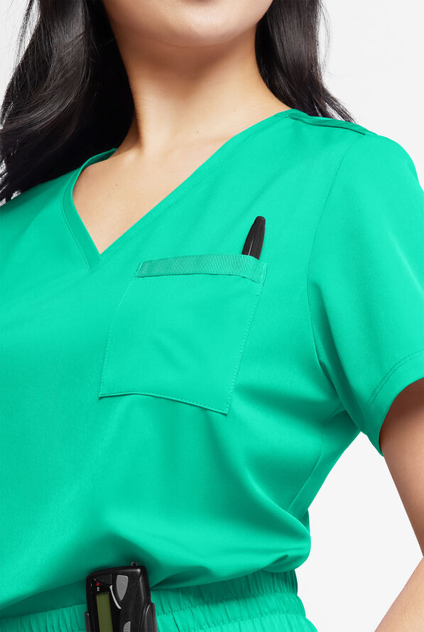 Blusa médica WhisperLite Zora Stretch con cuello en V y 2 bolsillos para mujer - Dynasty Green - 4