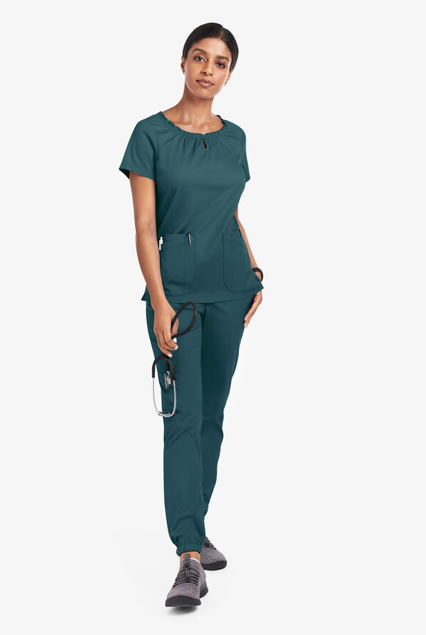 Blusa médica UA Butter-Soft STRETCH estilo campesina con mangas cortas y 6 bolsillos para mujer - Caribbean Blue - 2