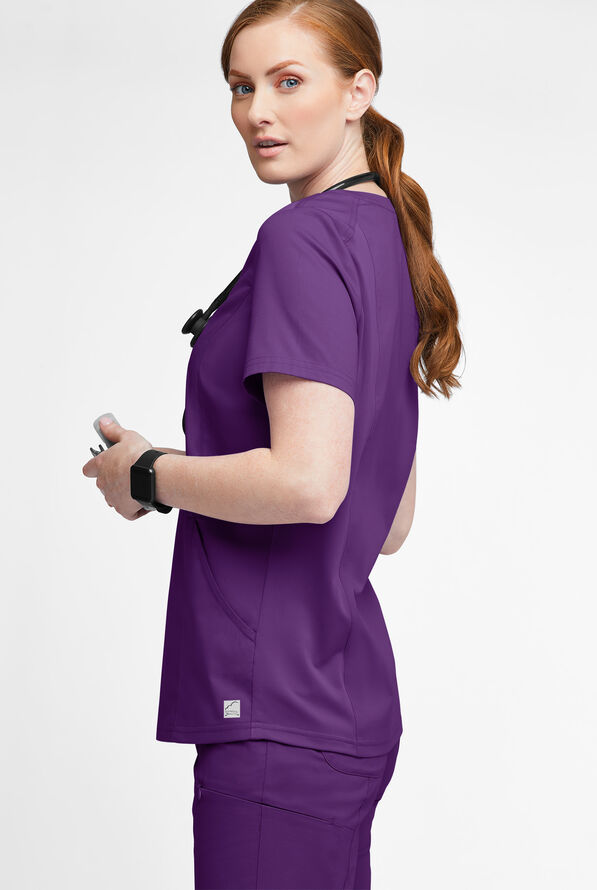 Blusa médica UA Butter-Soft STRETCH con detalle tejido y 3 bolsillos para mujer - Eggplant - 2
