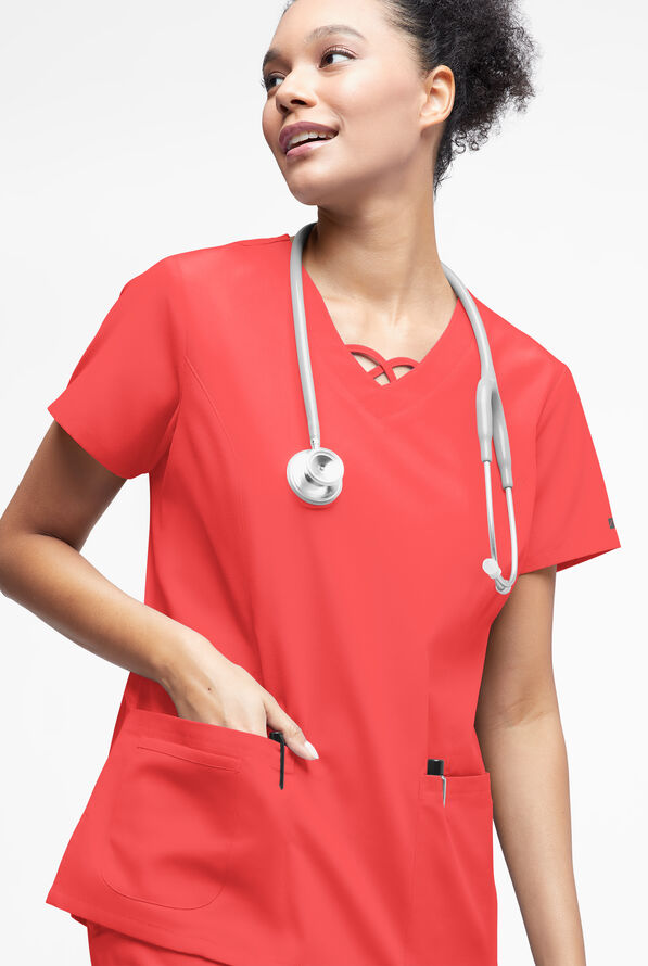 Blusa médica Butter-Soft Originals con cuello entrecruzado y 3 bolsillos para mujer - Radiant Red - 2