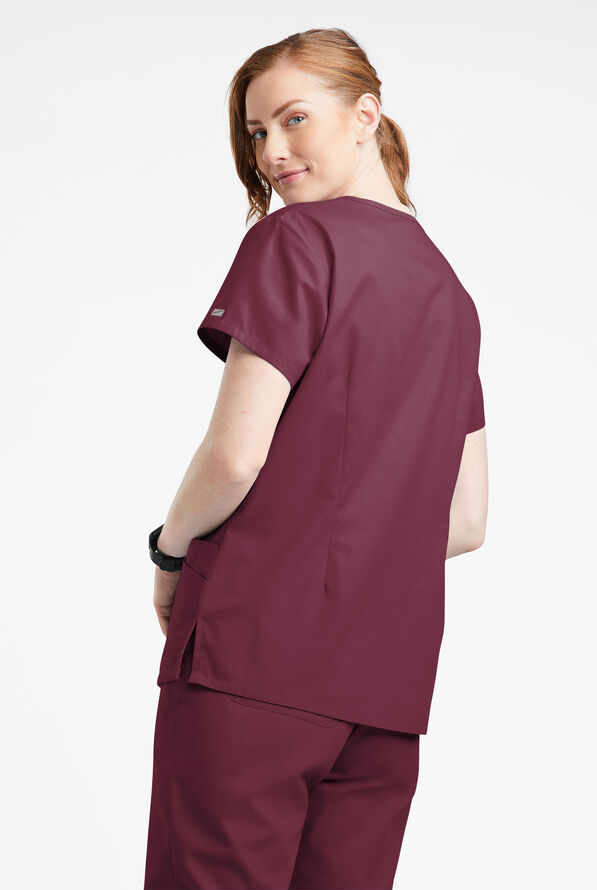 Blusa médica Butter-Soft Originals con cuello en V curvo y 7 bolsillos para mujer - Wine - 3