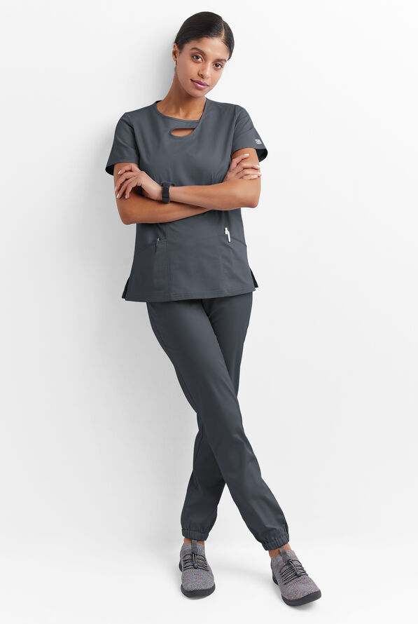 Blusa m&eacute;dica Butter-Soft STRETCH con cuello asim&eacute;trico tipo ojo de cerradura y 2 bolsillos para mujer - Pewter - 4