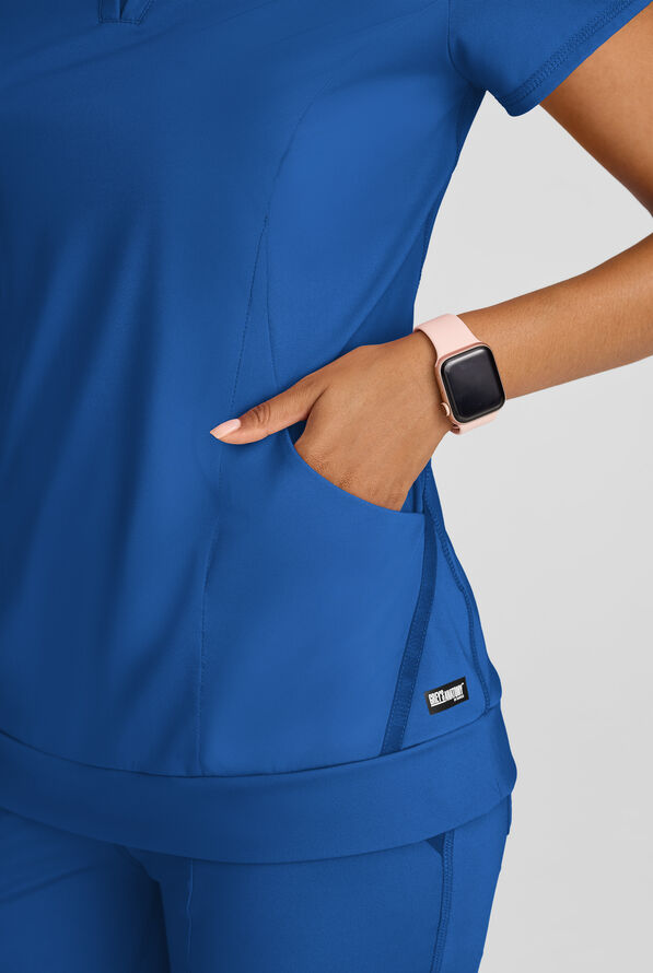 Blusa m&eacute;dica Grey's Anatomy by Barco Spandex Knit Motivate STRETCH con cuello en V y 2 bolsillos para mujer - Royal - 3
