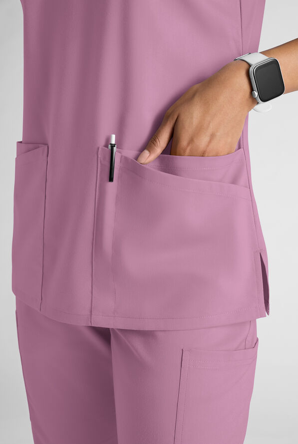 Blusa médica UA Butter-Soft STRETCH con cuello en V y 5 bolsillos para mujer - Smokey Mauve - 5