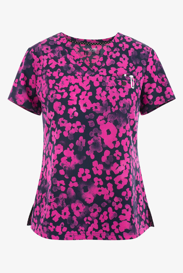 Blusa m&eacute;dica estampada koi Next Gen Cheetah Azalea STRETCH con cuello en V y 2 bolsillos para mujer - null - 1
